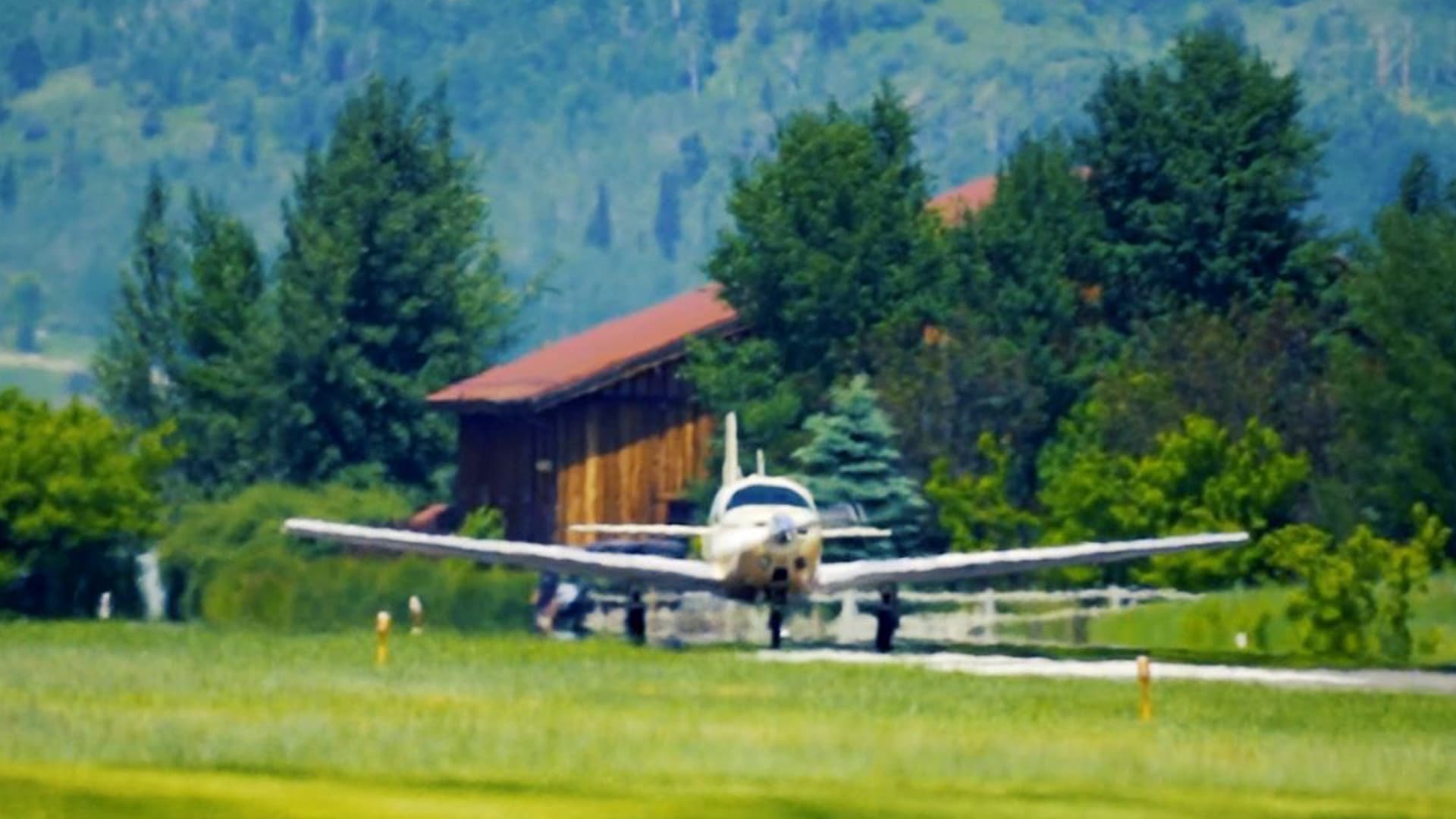 Aircraft landing in Alpine Airpark
